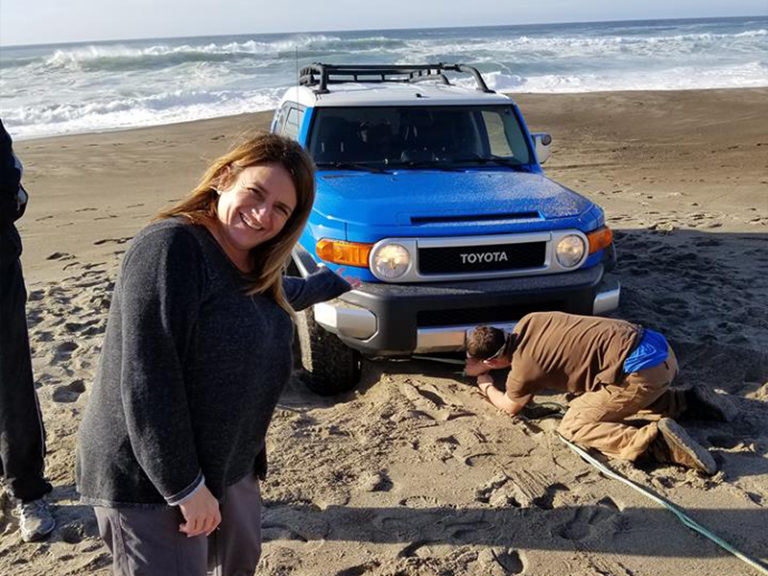 Lincoln City pulls together to pull stuck visitor free from beach, rising tide