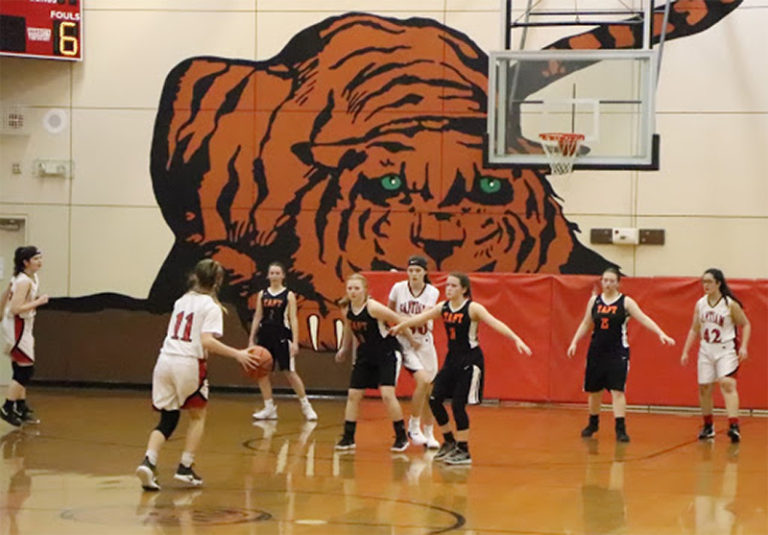 Taft girls fall, boys win in Kiwanis Holiday Tournament play