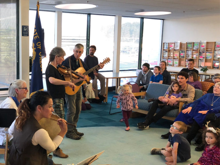 Foulweather String Band ‘cloggs’ its way to Lincoln City library
